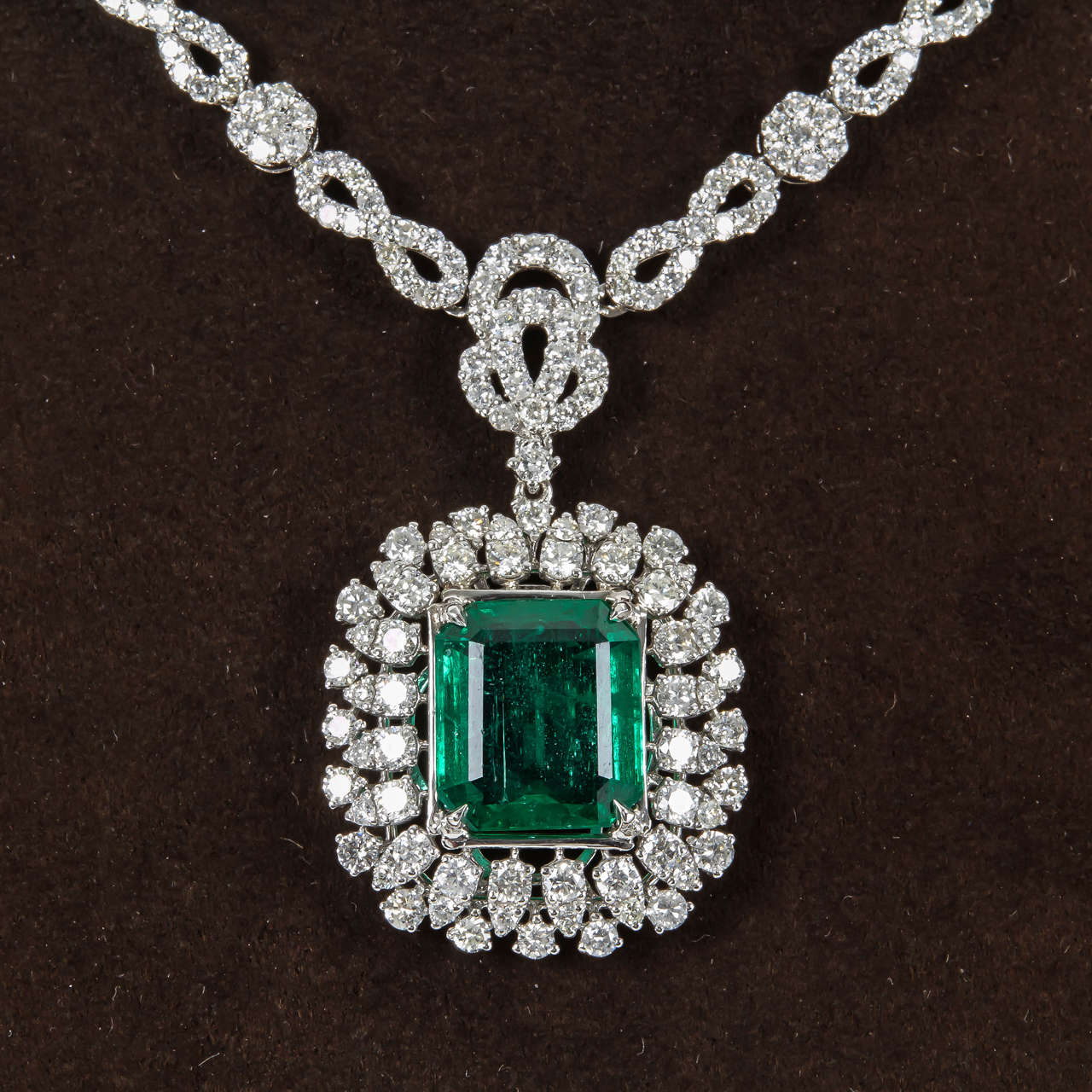 Emerald Diamond Gold Pendant Necklace In New Condition In New York, NY